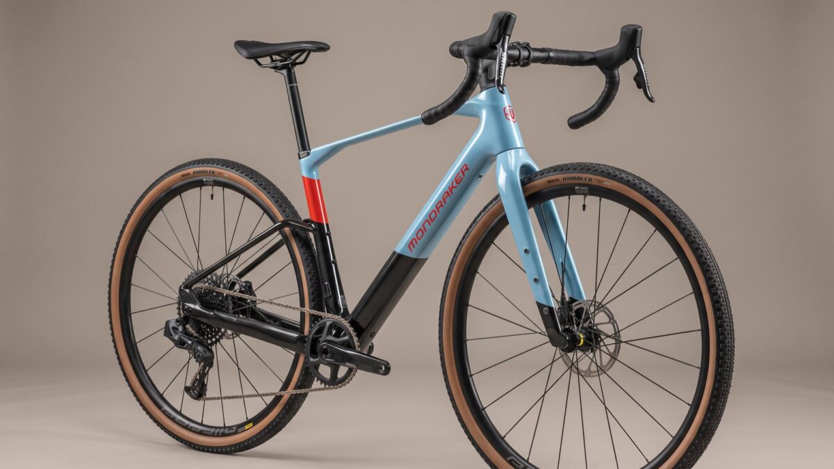 Mondraker Dusty RR schräg von vorne vor grauem Hintergrund