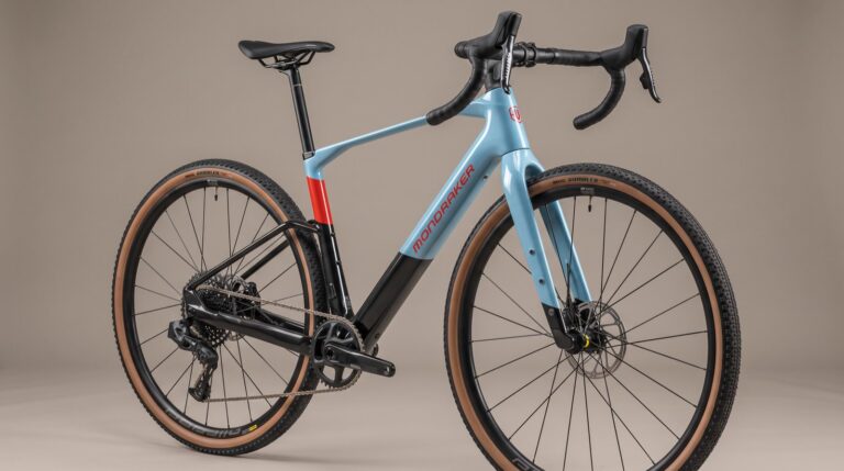 Mondraker Dusty RR schräg von vorne vor grauem Hintergrund
