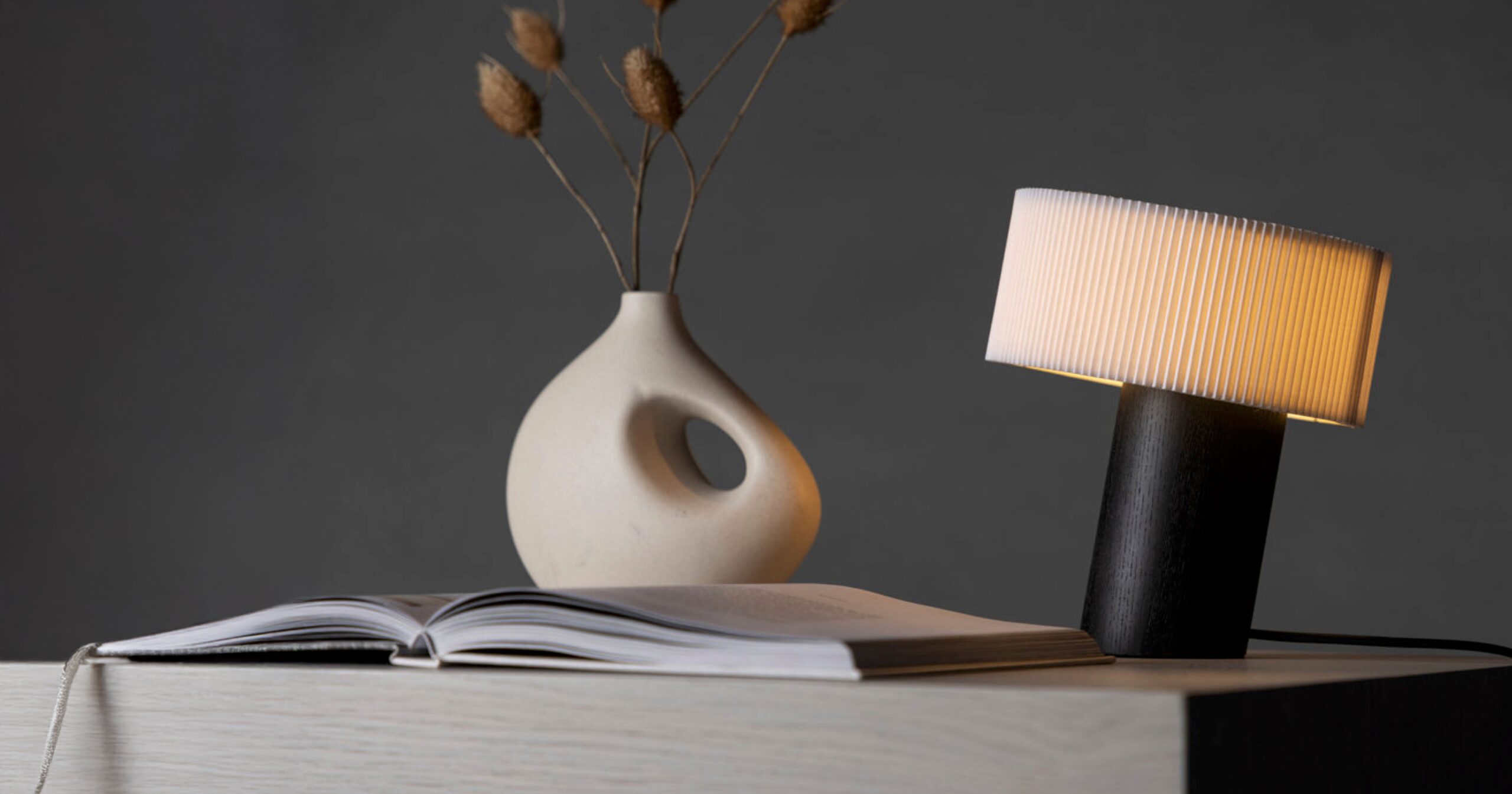Lampe auf Tisch scaled
