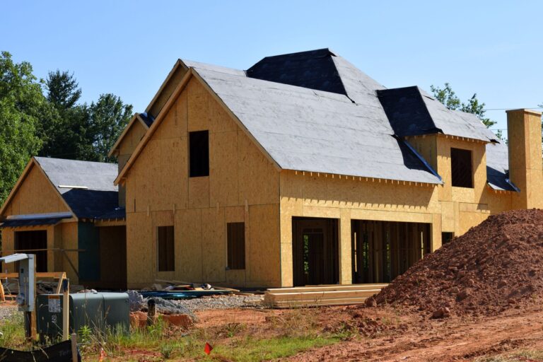 Neubau eines Einfamilienhauses mit Gerüst an der Fassade