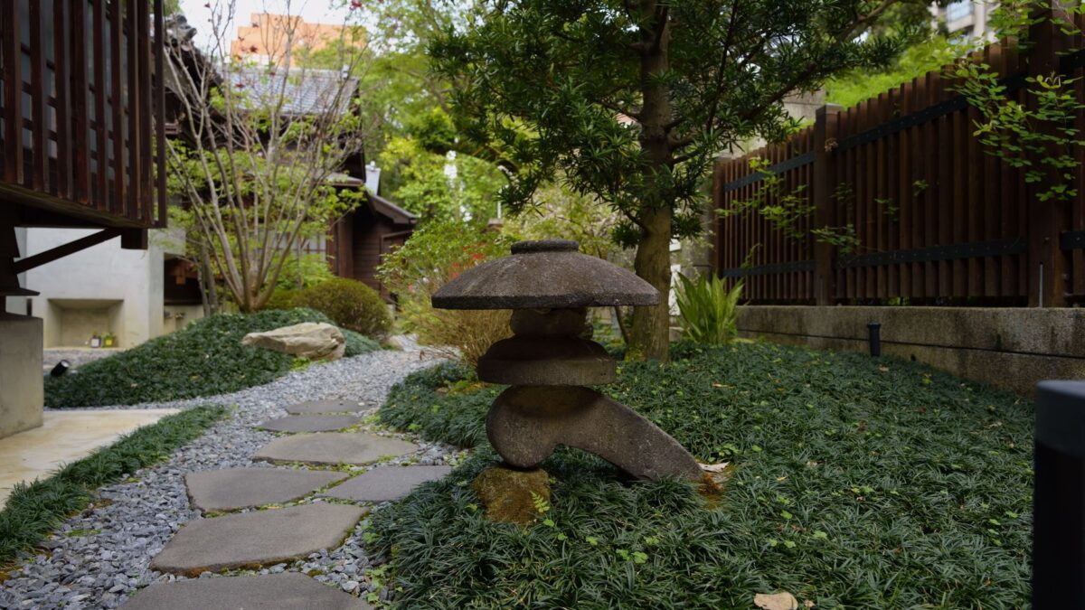 Gartenweg anlegen: Materialien, Kosten & Ideen