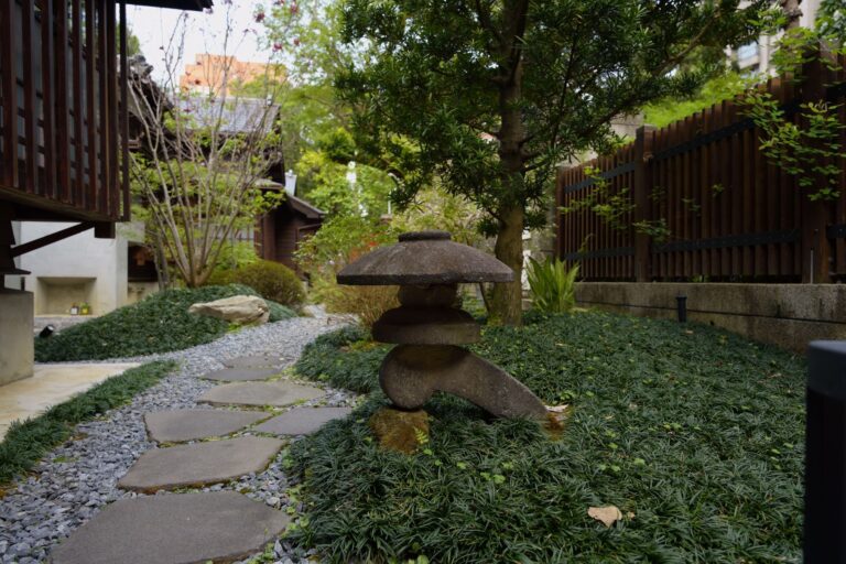 Gartenweg anlegen: Materialien, Kosten & Ideen
