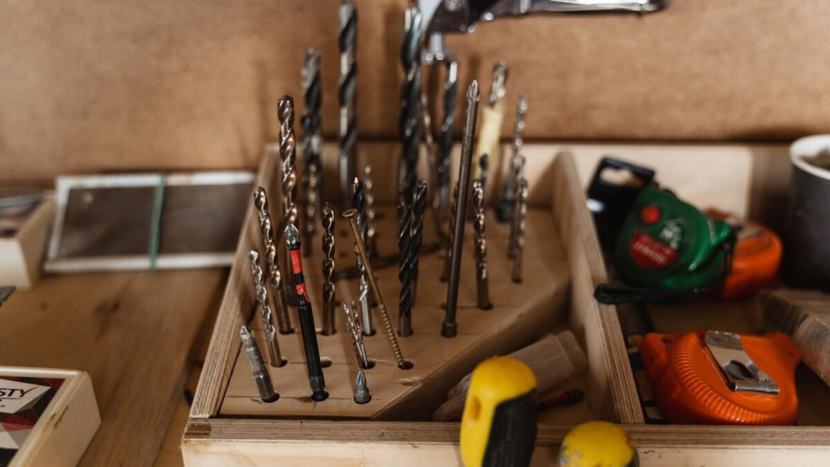 Werkbank in einer Hobbywerkstatt mit Werkzeug und Absauganlage