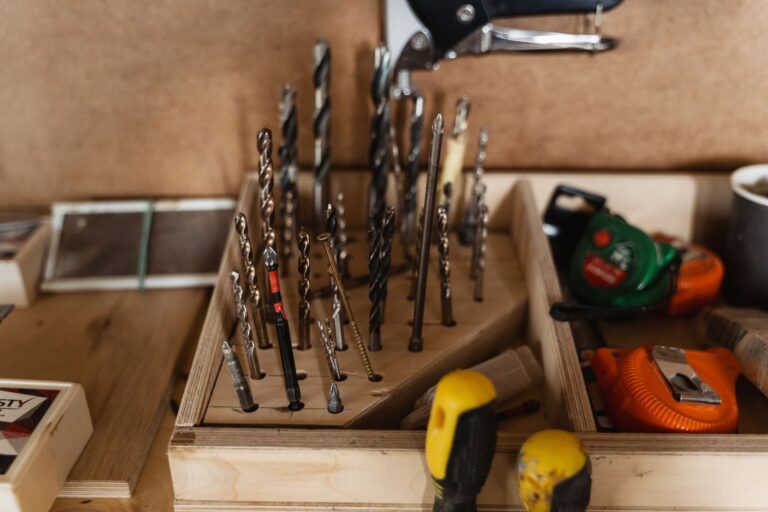 Werkbank in einer Hobbywerkstatt mit Werkzeug und Absauganlage