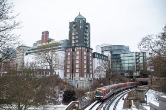 tortue hamburg - Snow-covered Hamburg with urban architecture and train in winter scene.